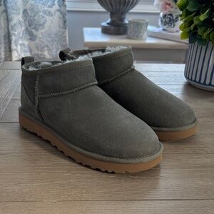 Never Worn UGG Olive Ankle Boots with Tan Sole